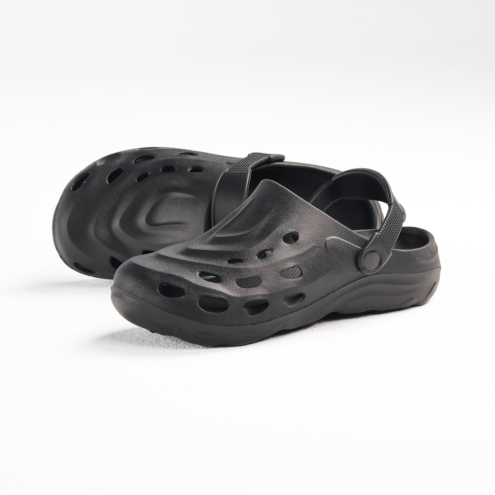 Black Perforated Tank Clog - سد خزان مثقب باللون الأسود 