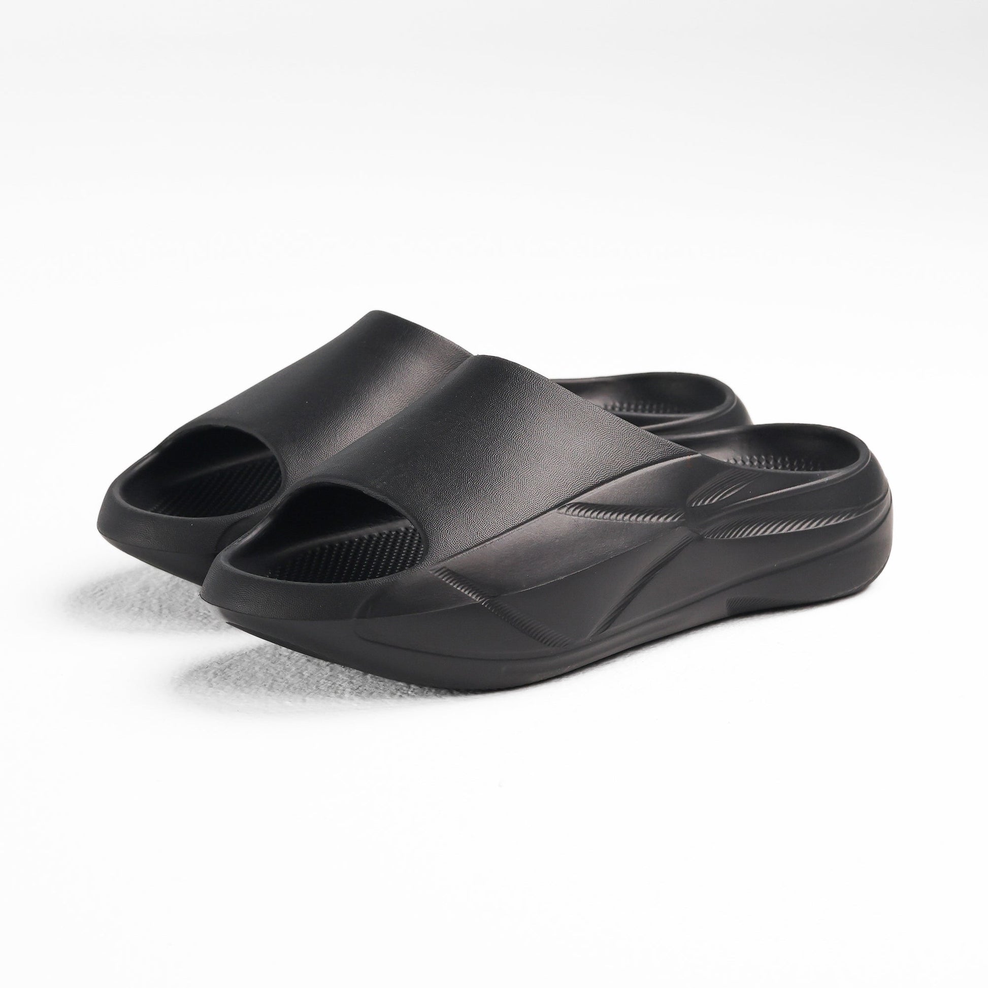 Black One-Piece Molded Yacht Slide - شريحة يخت مصبوبة من قطعة واحدة باللون الأسود 