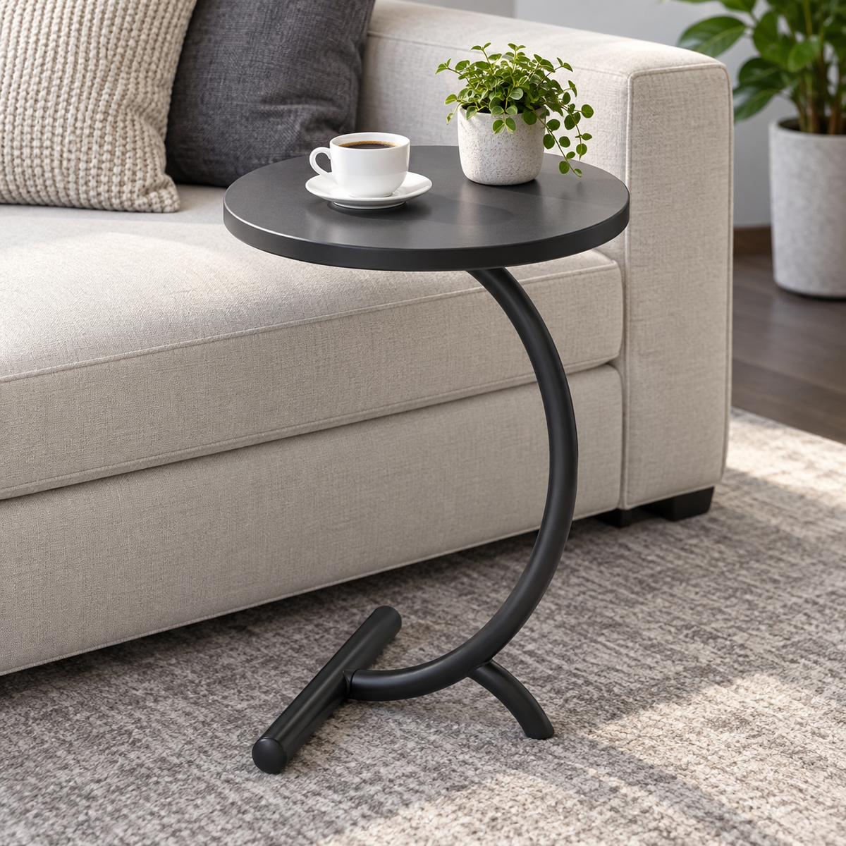 الترابيزة الجانبية السوداء بجانب كنبة في ركن معيشة